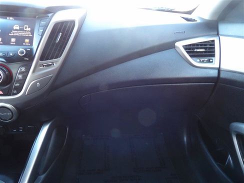 Used 2017 Hyundai Veloster FWD image 22