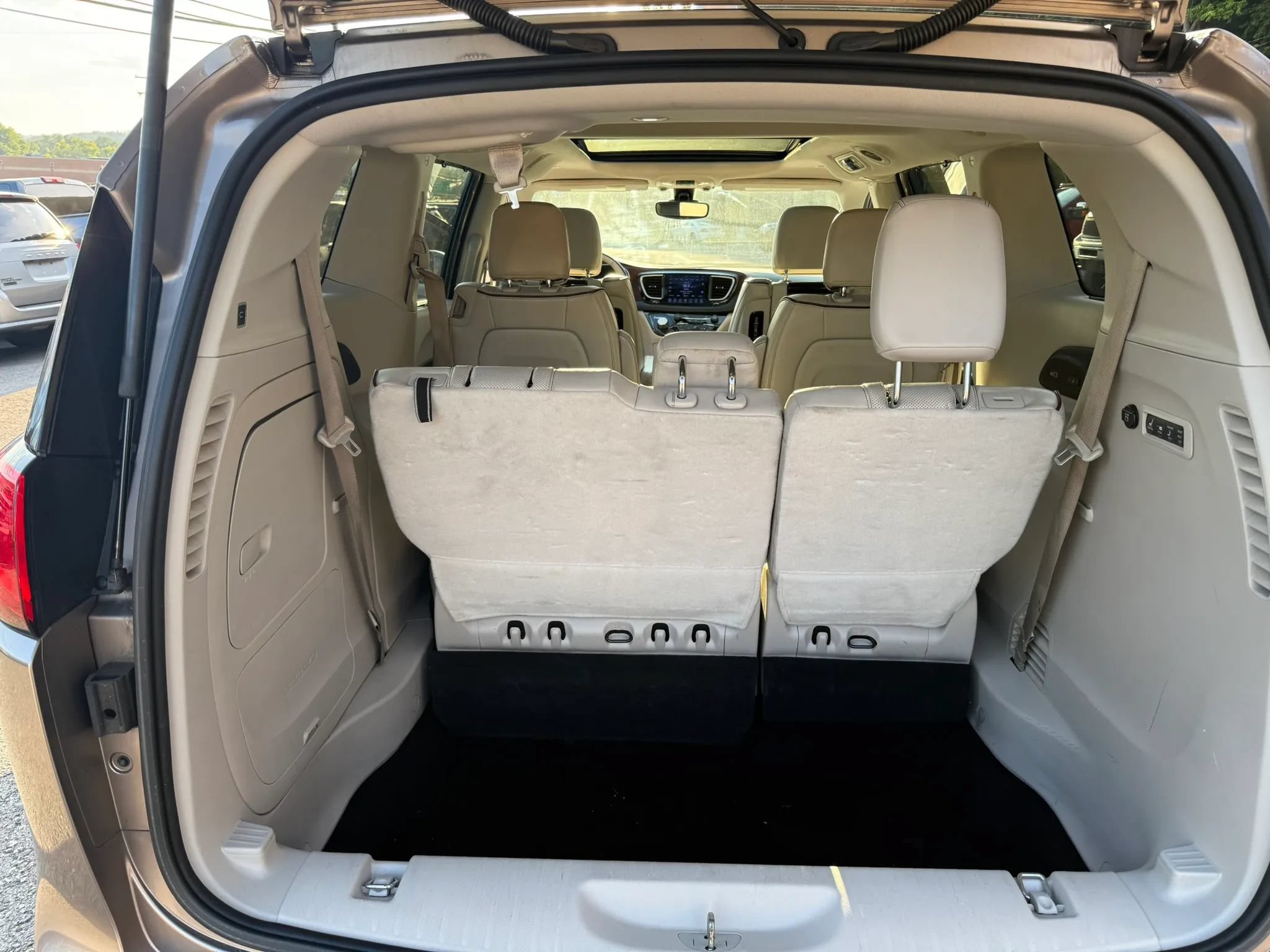 Used 2017 Chrysler Pacifica Limited w/ UConnect Theater Package FWD image 20