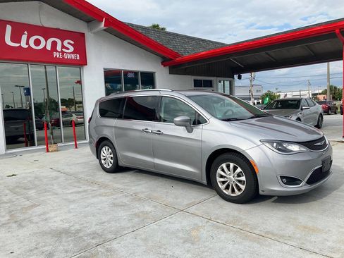 Used 2019 Chrysler Pacifica Touring-L image 10