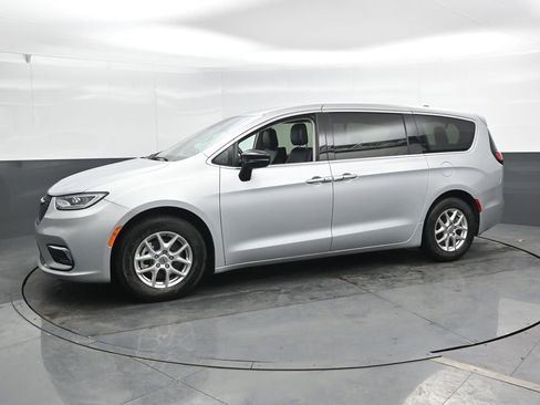 Used 2024 Chrysler Pacifica Touring-L image 9