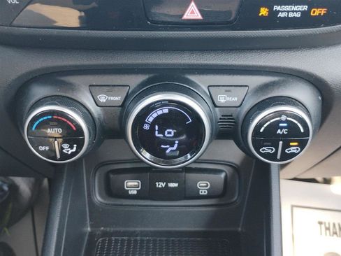 Used 2025 Hyundai Venue SEL FWD image 21