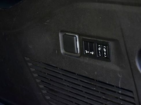 Used 2021 Chevrolet Suburban RST w/ Luxury Package image 38