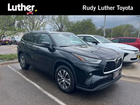 Used 2021 Toyota Highlander XLE AWD/4WD image 1