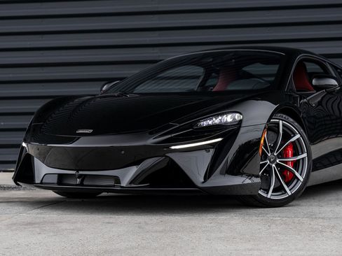 Used 2025 McLaren Artura image 4