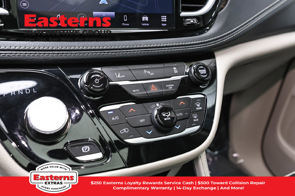 Used 2023 Chrysler Pacifica Limited FWD image 21