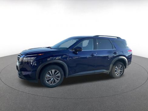 Used 2025 Nissan Pathfinder SV image 8