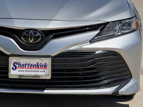 Used 2020 Toyota Camry LE image 9