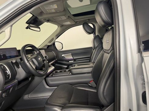 Used 2025 Ford Expedition Platinum AWD/4WD image 19