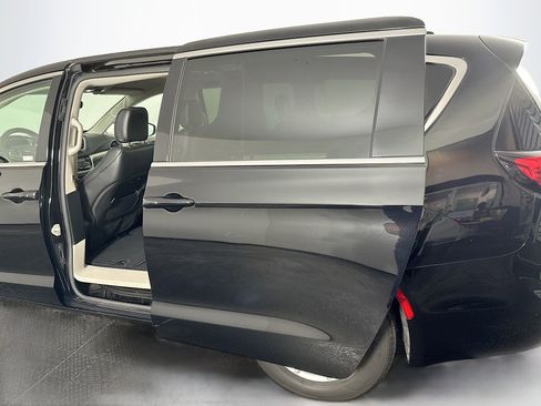 Used 2024 Chrysler Pacifica Touring-L image 25