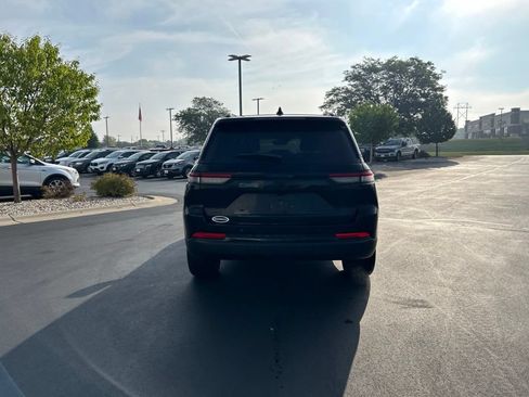 Used 2023 Jeep Grand Cherokee Altitude AWD/4WD image 8