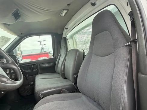 Used 2005 GMC TopKick C4500 2WD Regular Cab image 8