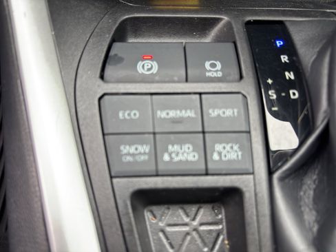 Used 2021 Toyota RAV4 XLE Premium image 11