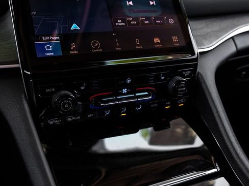 Used 2022 Jeep Grand Cherokee Limited image 35