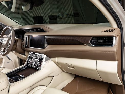 Used 2024 GMC Yukon XL Denali w/ Advanced Technology Package image 17