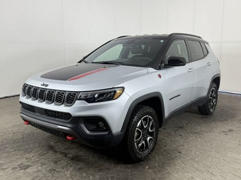 Used 2025 Jeep Compass Trailhawk AWD/4WD image 3