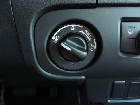 Used 2025 Nissan Frontier PRO-4X image 26