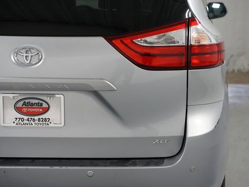 Used 2017 Toyota Sienna XLE image 10