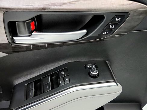 Used 2023 Toyota Highlander Limited image 36