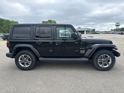 Used 2018 Jeep Wrangler Unlimited Sahara AWD/4WD image 6