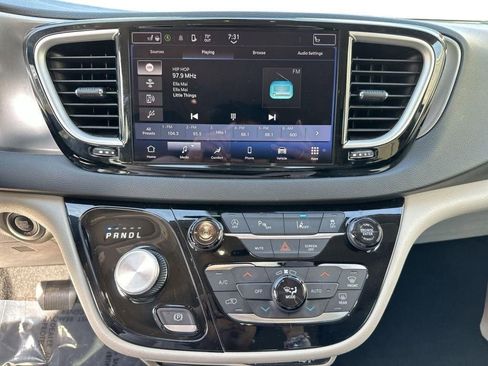 Used 2023 Chrysler Pacifica Touring-L FWD image 22