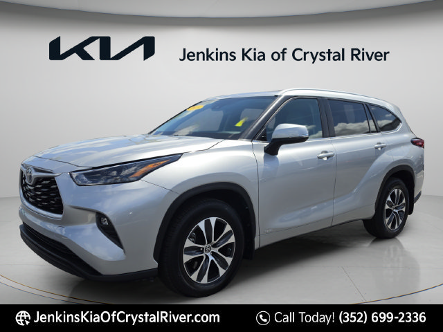 Used 2023 Toyota Highlander XLE AWD/4WD image 14