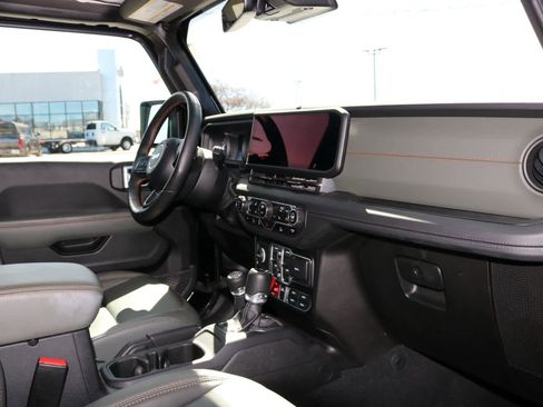 Used 2024 Jeep Gladiator Mojave w/ Technology Group image 23