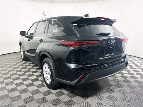 Used 2025 Toyota Highlander LE FWD image 5