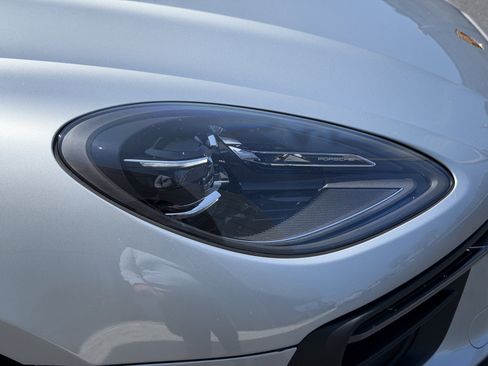 Certified 2025 Porsche Macan AWD/4WD image 12