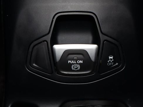 Used 2019 Jeep Renegade Latitude FWD image 29