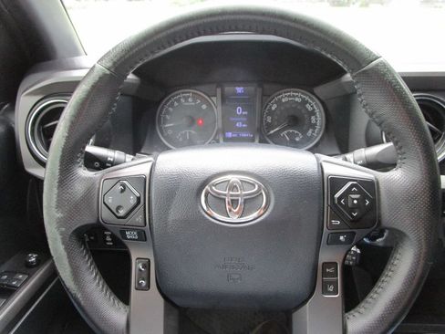 Used 2018 Toyota Tacoma TRD Off-Road AWD/4WD image 25