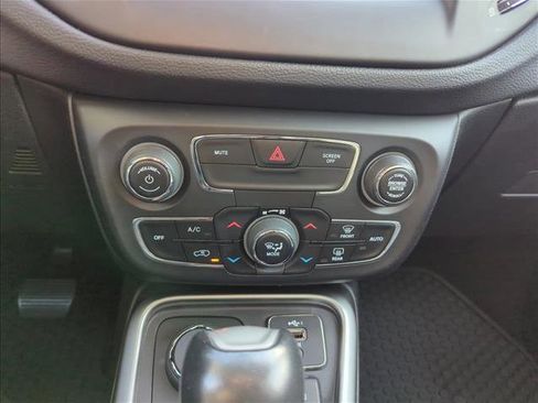 Used 2019 Jeep Compass Latitude w/ Cold Weather Group image 11