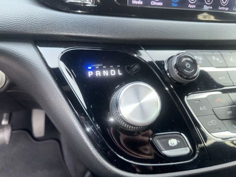 Used 2020 Chrysler Pacifica Touring-L image 19