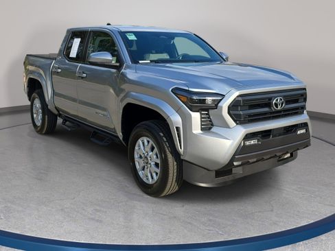 Used 2025 Toyota Tacoma SR5 AWD/4WD image 3