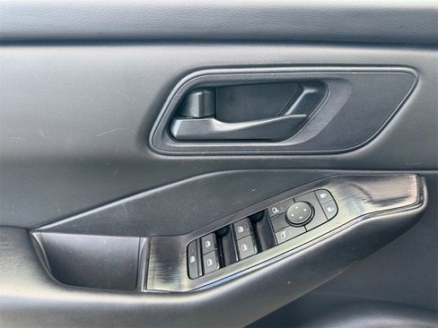 Used 2024 Nissan Rogue S image 20