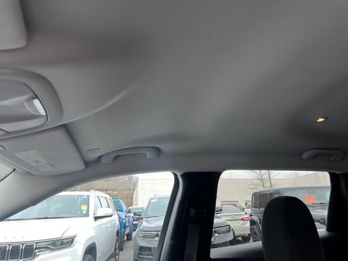 Used 2021 Jeep Cherokee Latitude w/ Mopar Interior Package image 22