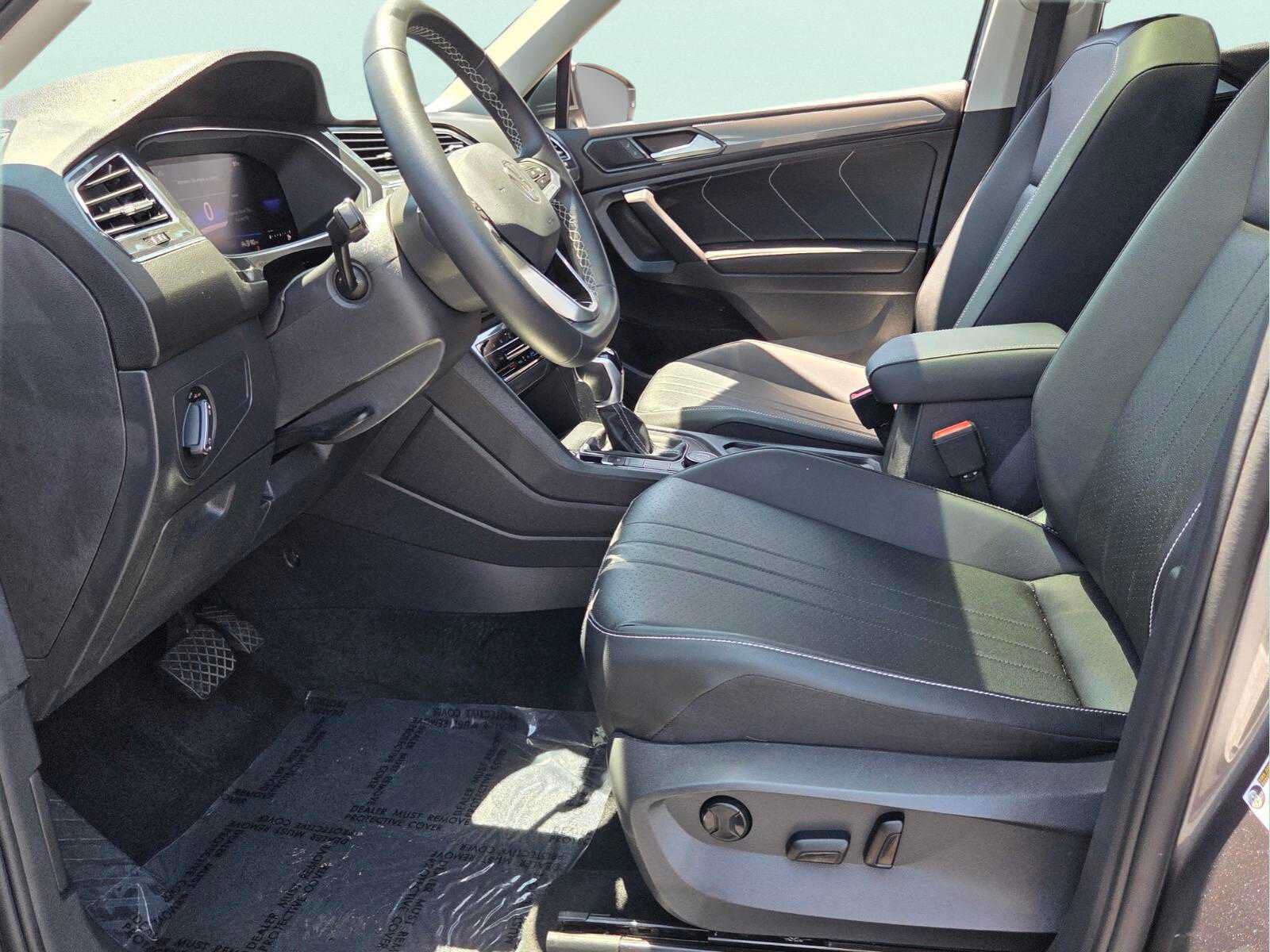 Used 2023 Volkswagen Tiguan SE w/ Panoramic Sunroof Package AWD/4WD image 9