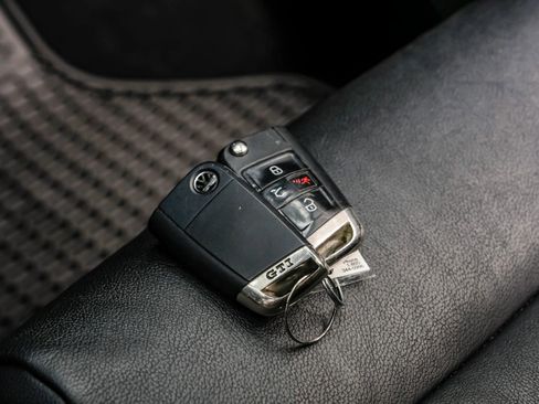 Used 2017 Volkswagen GTI SE image 61