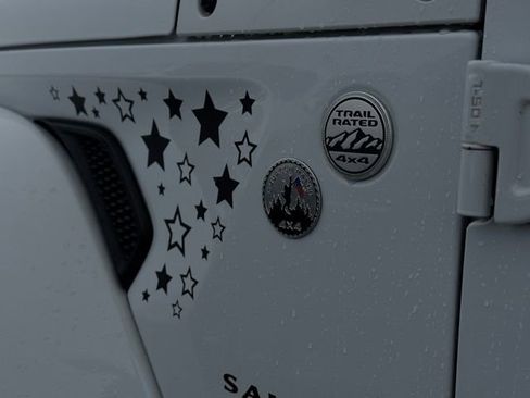 Used 2018 Jeep Wrangler Unlimited Sahara image 2