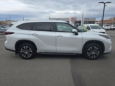Certified 2024 Toyota Highlander XLE image 7