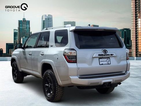 Used 2018 Toyota 4Runner SR5 AWD/4WD image 3
