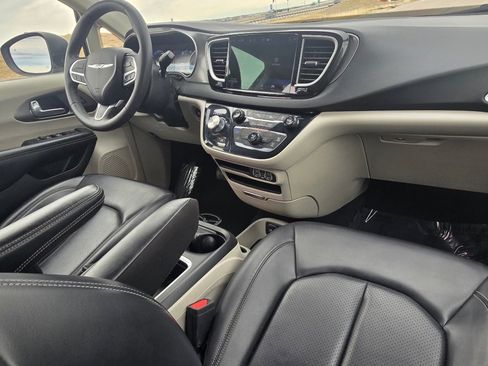Used 2023 Chrysler Pacifica Touring-L image 26