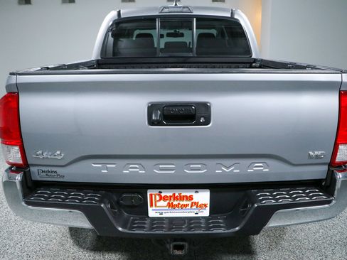 Used 2017 Toyota Tacoma SR5 AWD/4WD image 8
