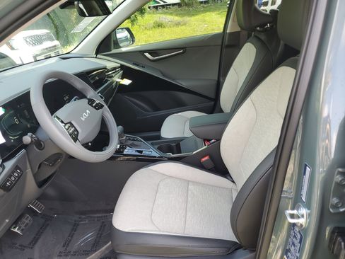 New 2025 Kia Niro SX Touring image 19