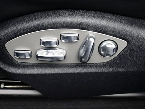 Used 2025 Porsche Macan image 9