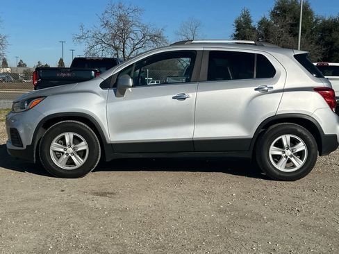 Used 2020 Chevrolet Trax LT w/ LT Convenience Package image 6