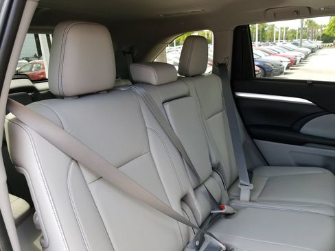 Used 2019 Toyota Highlander XLE FWD image 40