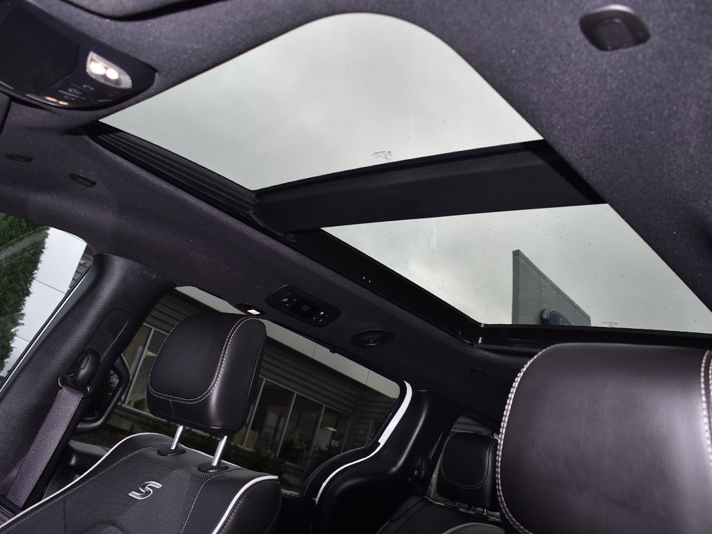 Used 2025 Chrysler Pacifica Limited FWD image 8
