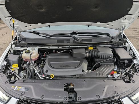 Used 2024 Chrysler Pacifica Touring-L image 39