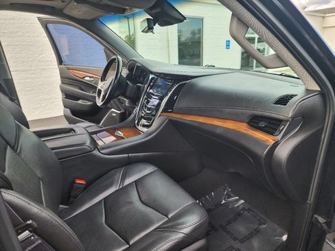 Used 2017 Cadillac Escalade ESV Premium Luxury AWD/4WD image 14