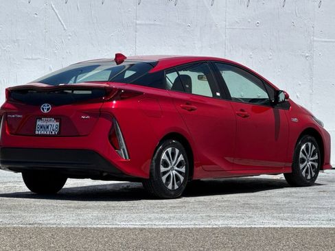 Used 2020 Toyota Prius Prime XLE FWD image 3